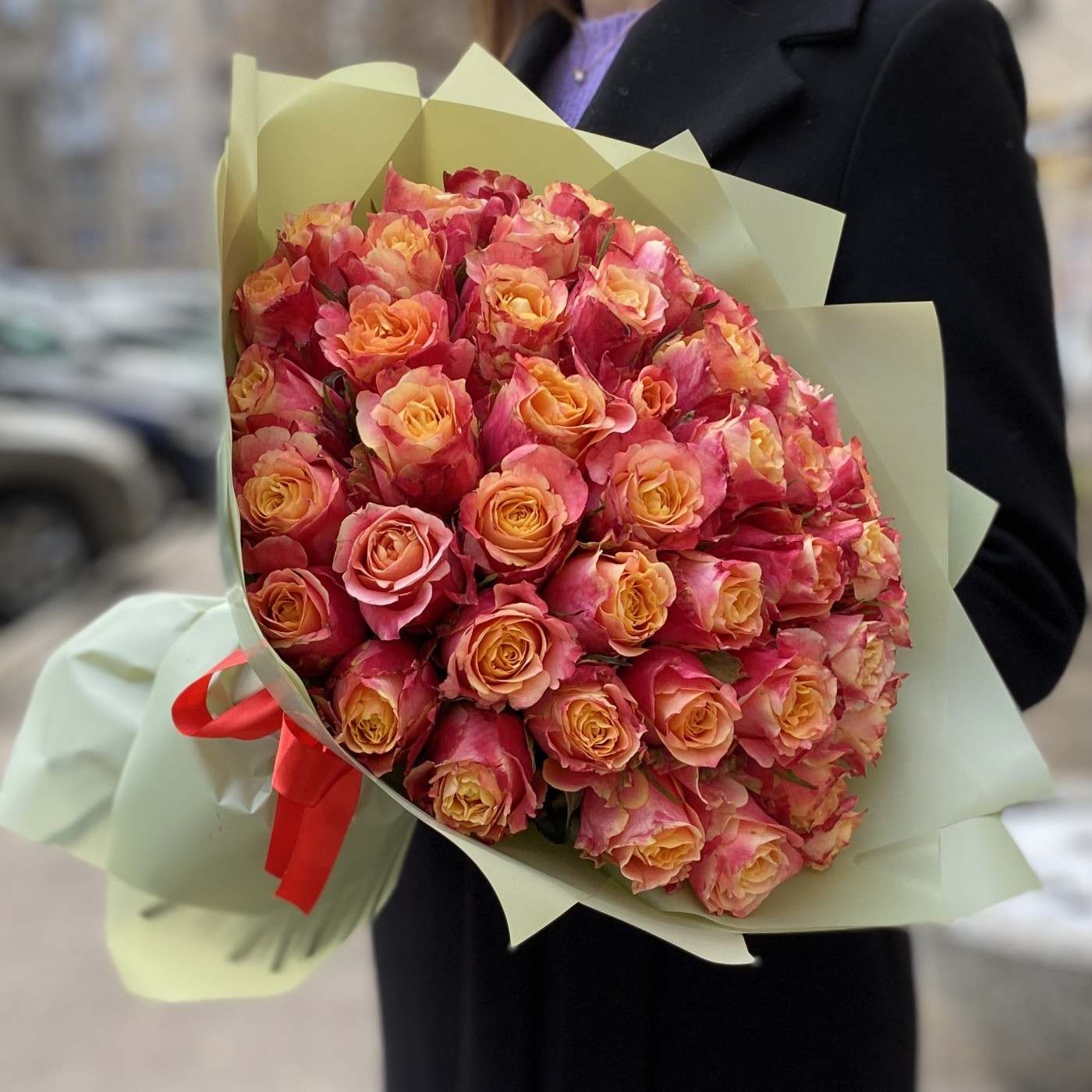 потрясающий букет оранжевых роз до 4000 рублей