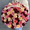 Яркий микс из 101 розы в корзине