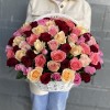Яркий микс из 101 розы в корзине