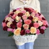Яркий микс из 101 розы в корзине