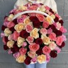 Яркий микс из 101 розы в корзине