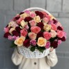 Яркий микс из 101 розы в корзине
