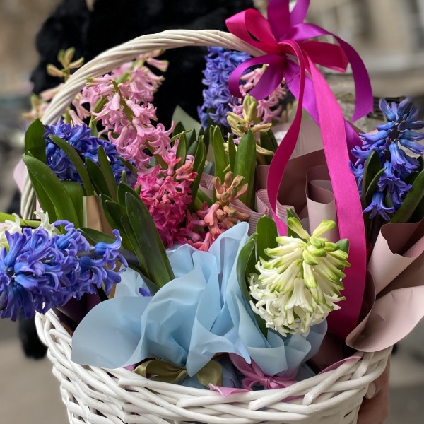 Подарочная корзина с Гиацинтами