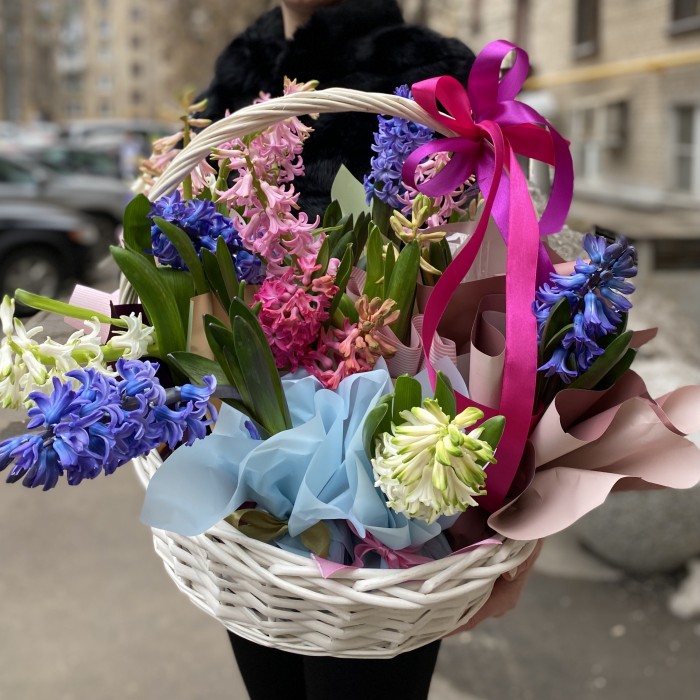 Подарочная корзина с Гиацинтами