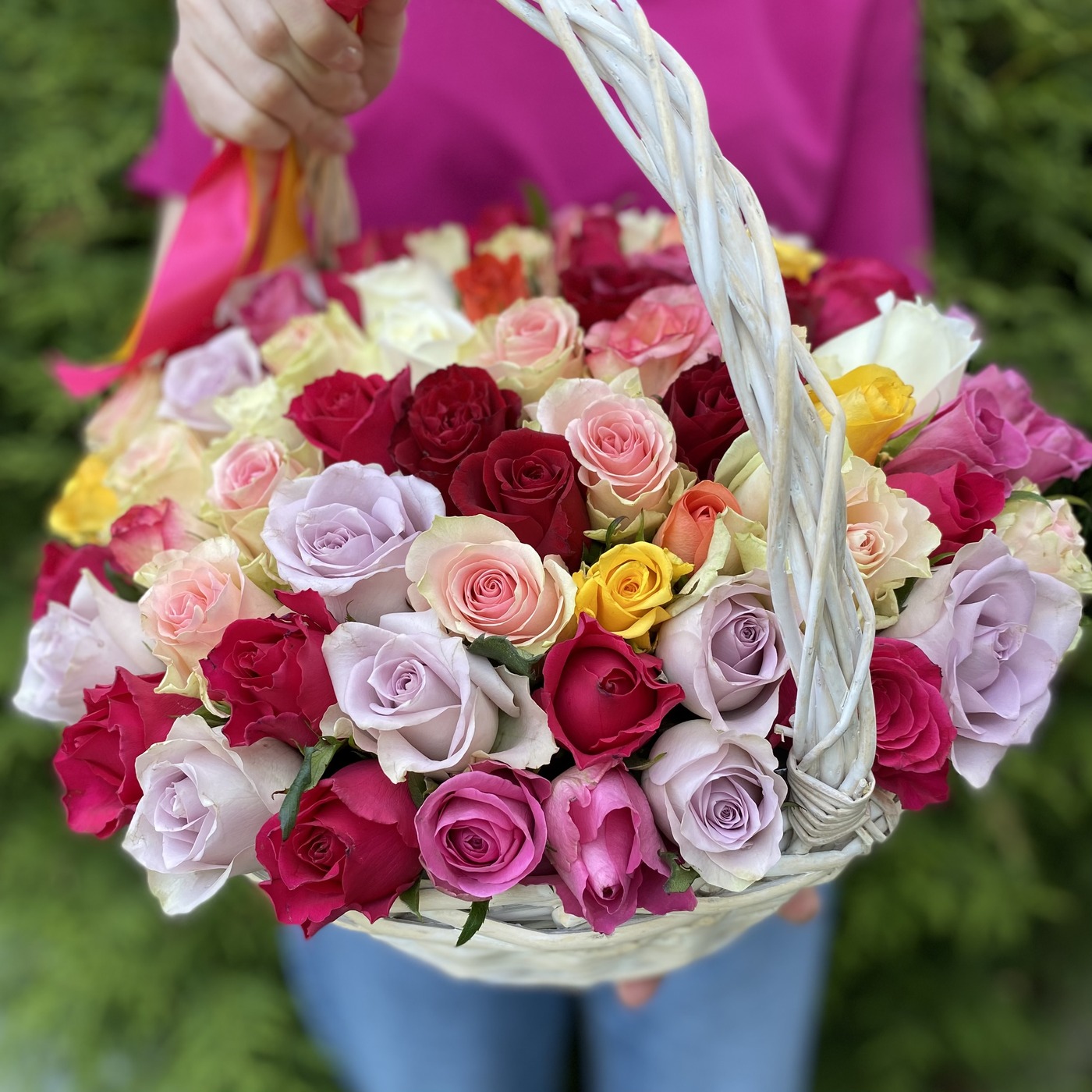 Роскошная корзина разноцветных роз до 8000 руб на День Восьмого Марта