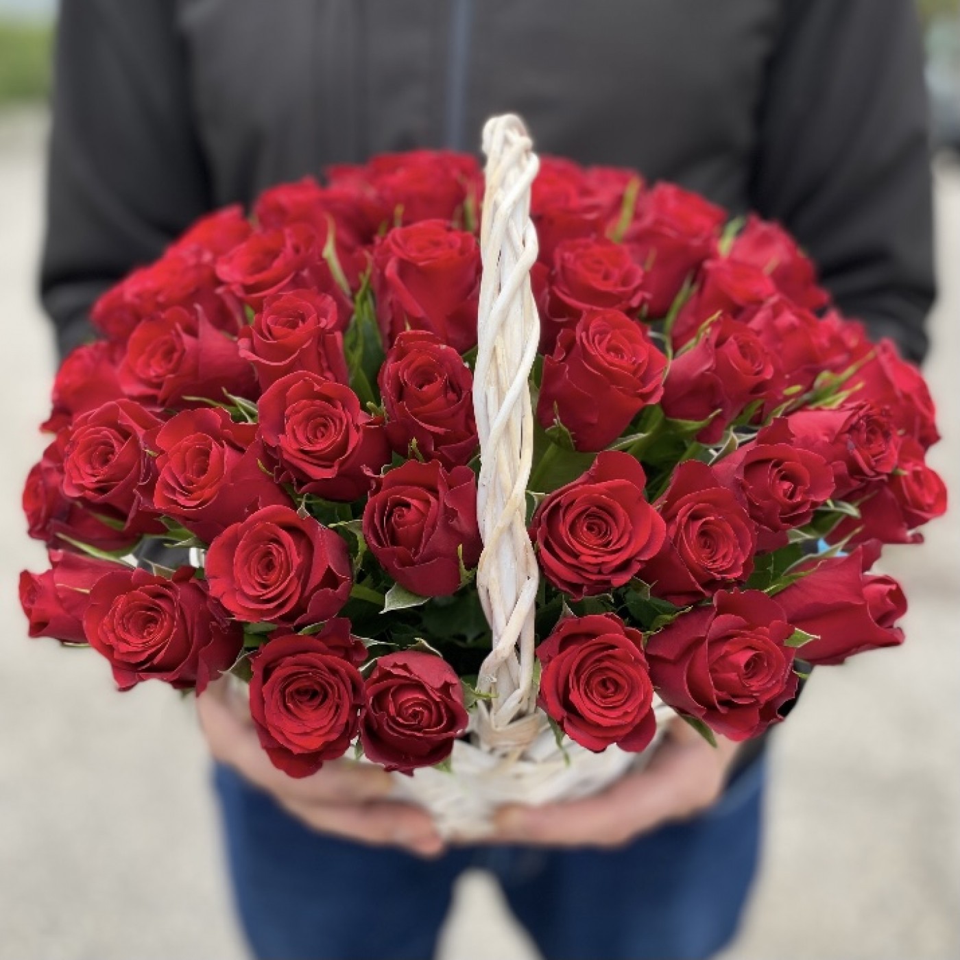 Купить корзину цветов из роз маленькие белые цветочки для украшения букетов