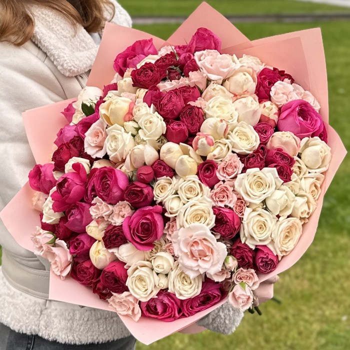 55 кустовых роз в букете