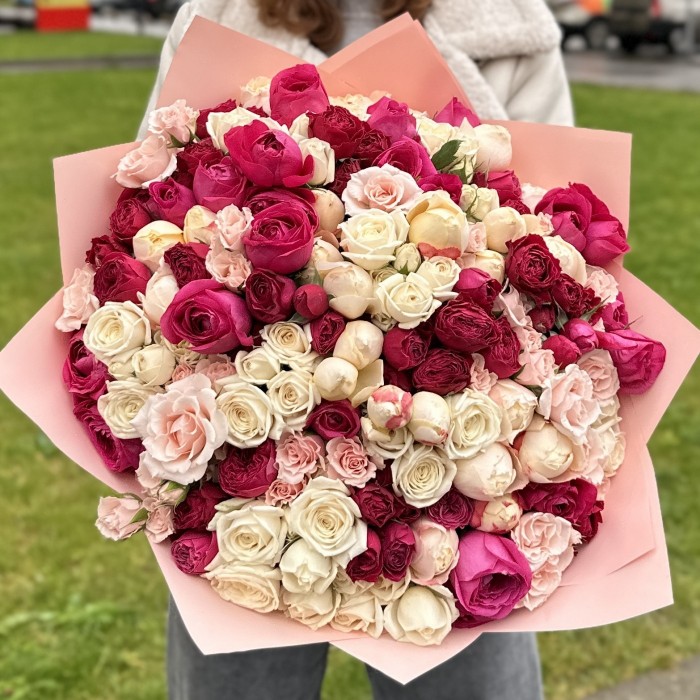 55 кустовых роз в букете