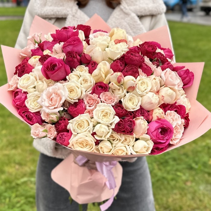 55 кустовых роз в букете