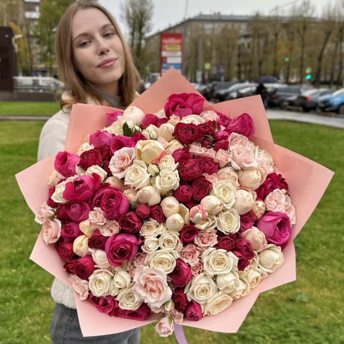 55 кустовых роз в букете