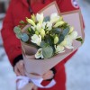 5 белых фрезий
