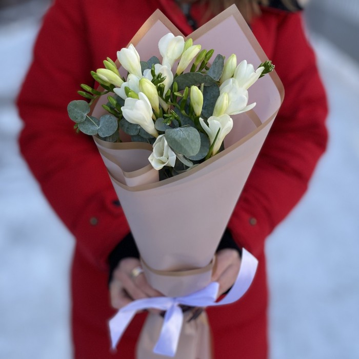 5 белых фрезий