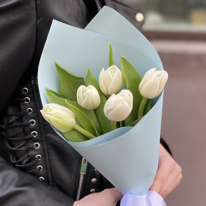 5 белых пионовидных тюльпанов