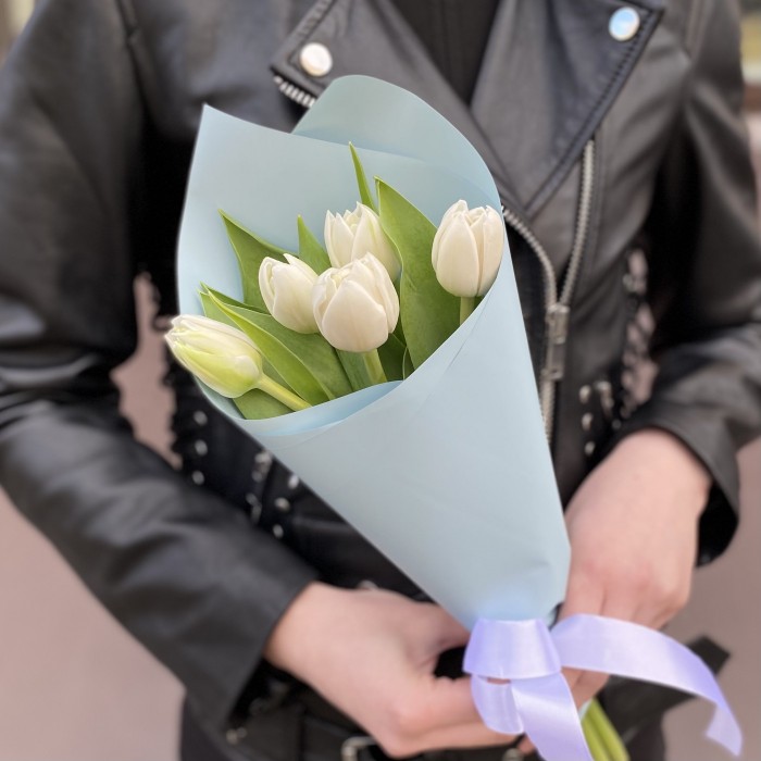 5 белых пионовидных тюльпанов