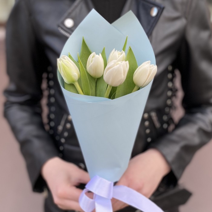 5 белых пионовидных тюльпанов