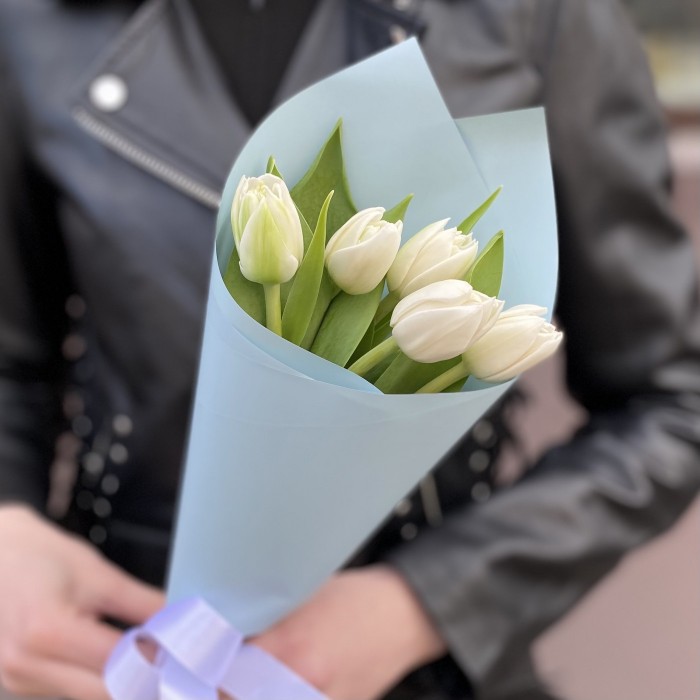 5 белых пионовидных тюльпанов