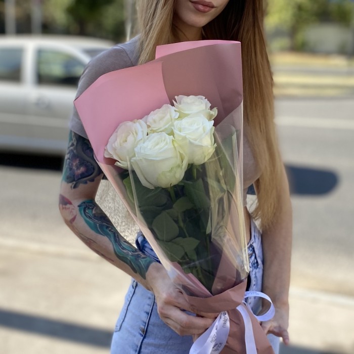 5 белых роз 60 см