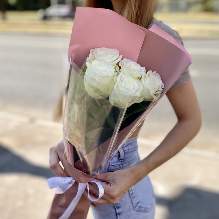 5 белых роз 60 см
