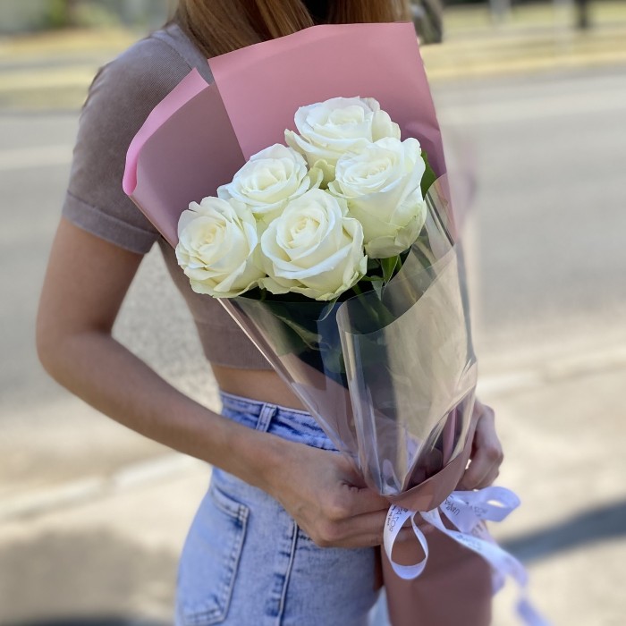 5 белых роз 60 см