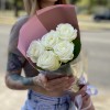5 белых роз 60 см