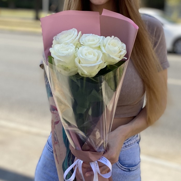 5 белых роз 60 см