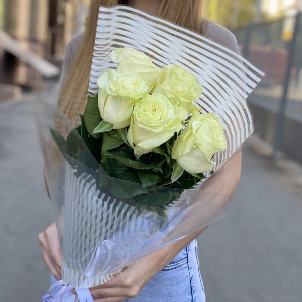 5 белых роз Мондиаль