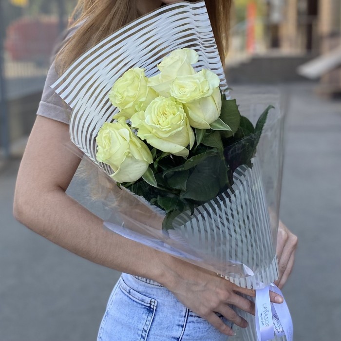 5 белых роз Мондиаль