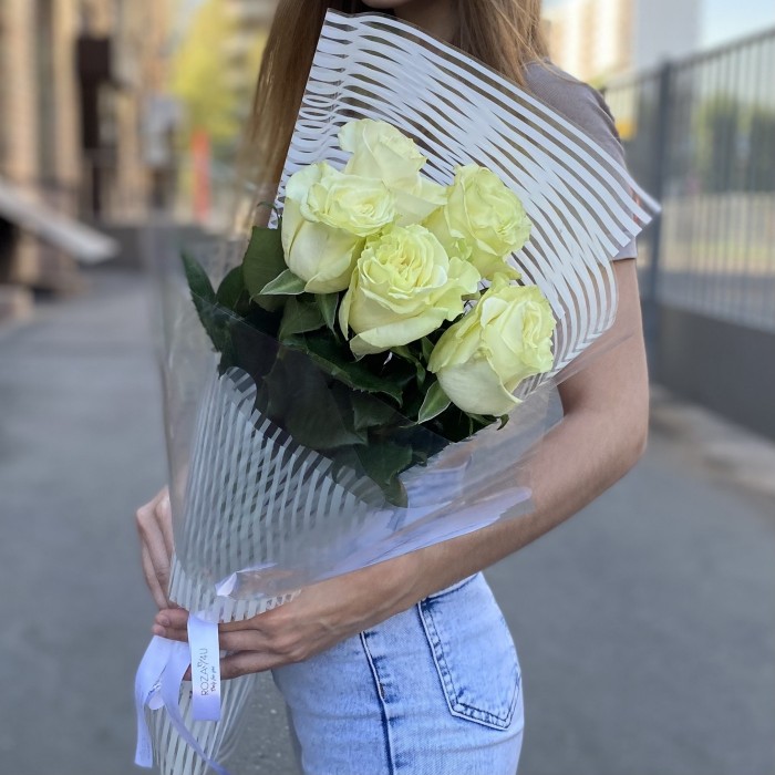 5 белых роз Мондиаль