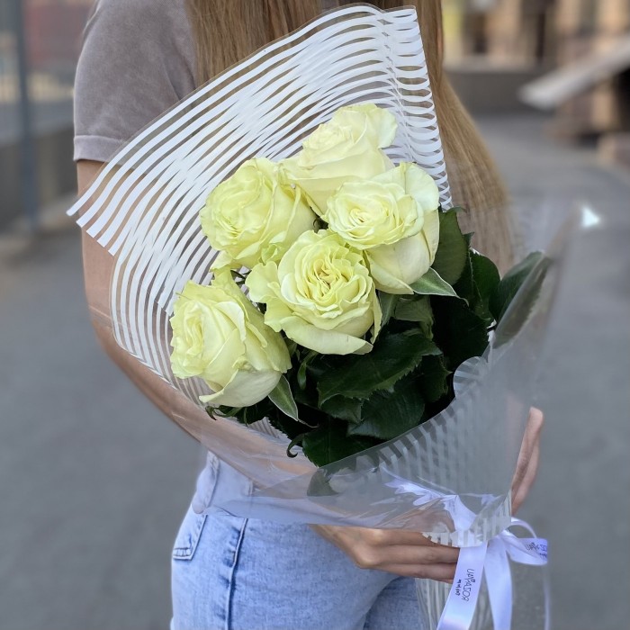 5 белых роз Мондиаль
