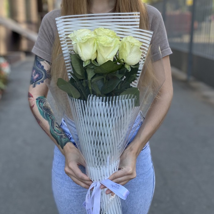 5 белых роз Мондиаль