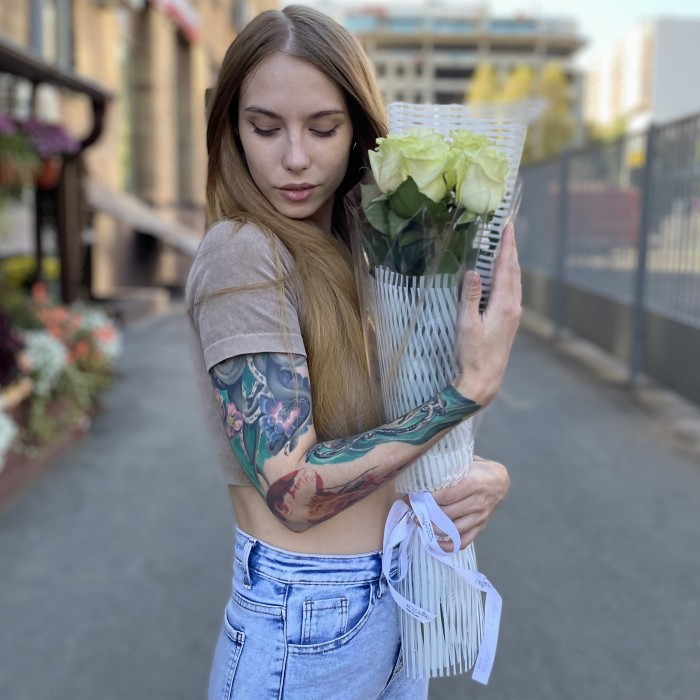 5 белых роз Мондиаль