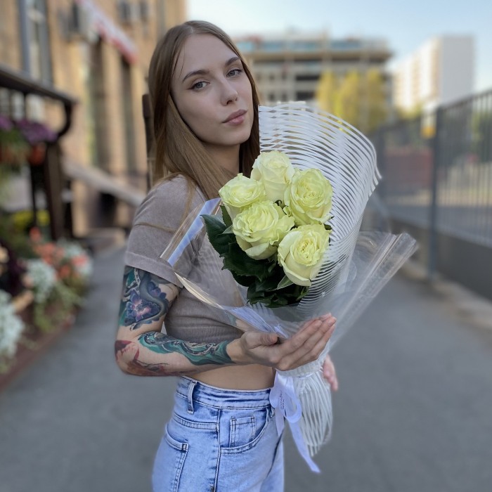 5 белых роз Мондиаль