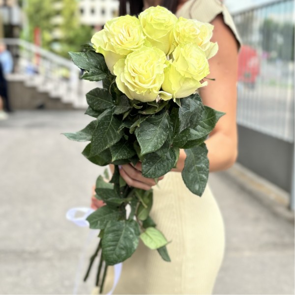 5 белых роз Мондиаль 80 см