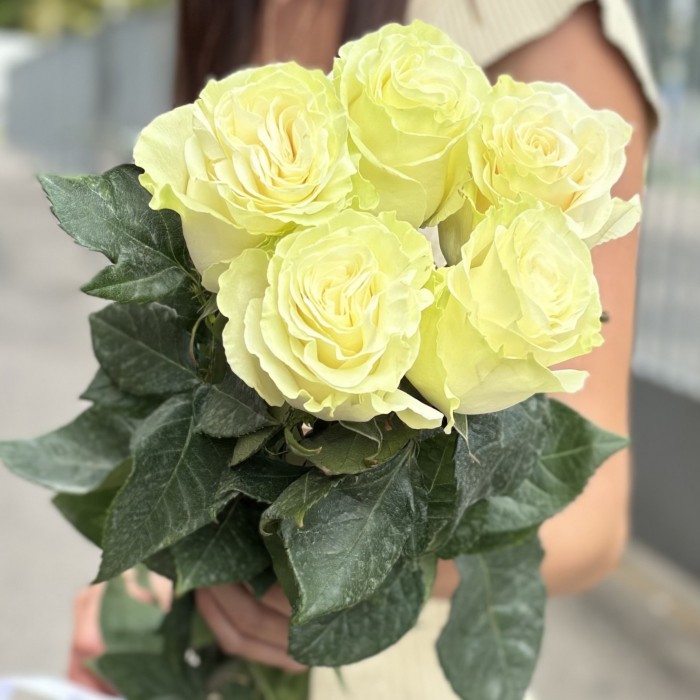 5 белых роз Мондиаль 80 см