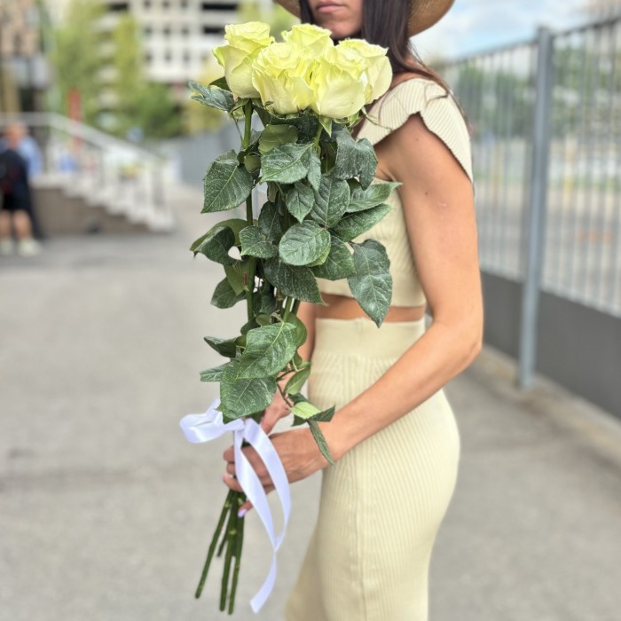 5 белых роз Мондиаль 80 см