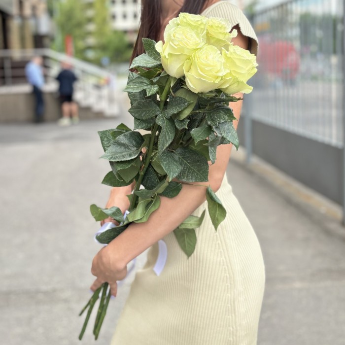 5 белых роз Мондиаль 80 см