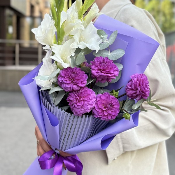 5 фиолетовых георгин с гладиолусами