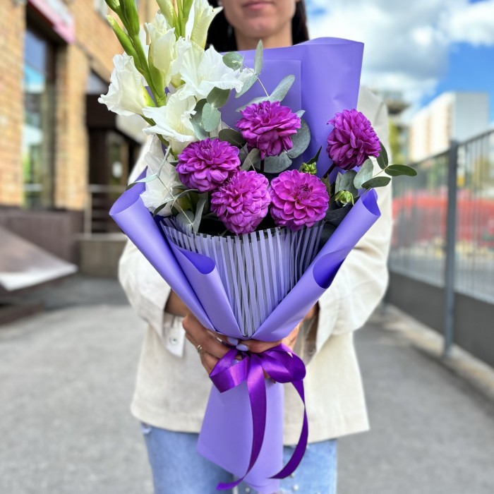 5 фиолетовых георгин с гладиолусами