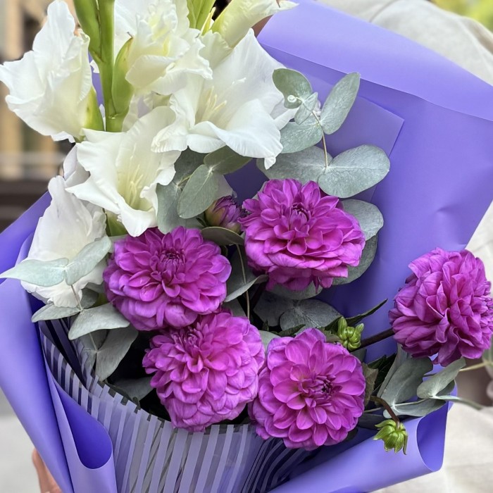 5 фиолетовых георгин с гладиолусами