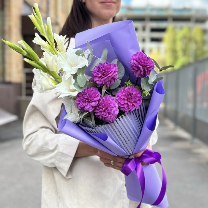 5 фиолетовых георгин с гладиолусами