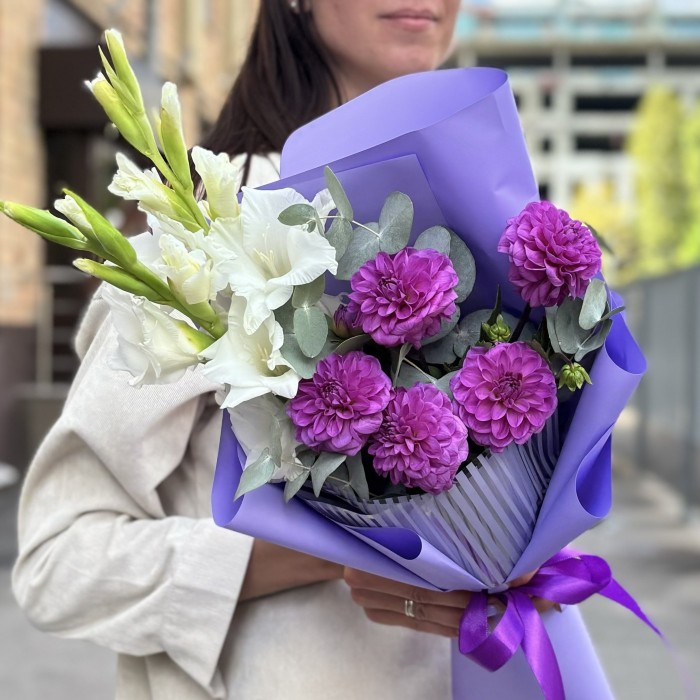 5 фиолетовых георгин с гладиолусами