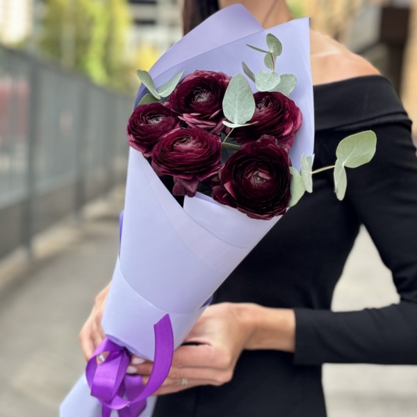 5 фиолетовых ранункулюса с эвкалиптом