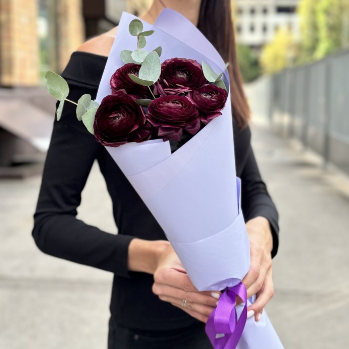 5 фиолетовых ранункулюса с эвкалиптом