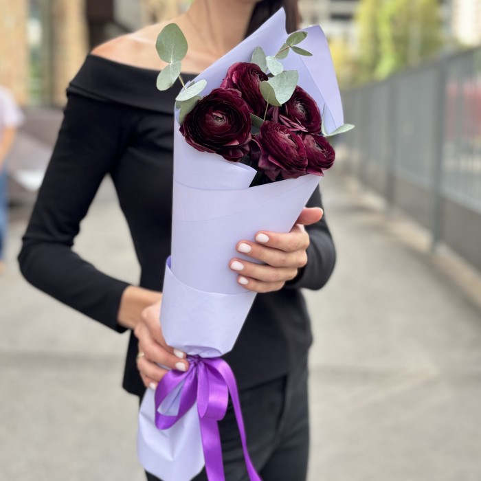 5 фиолетовых ранункулюса с эвкалиптом