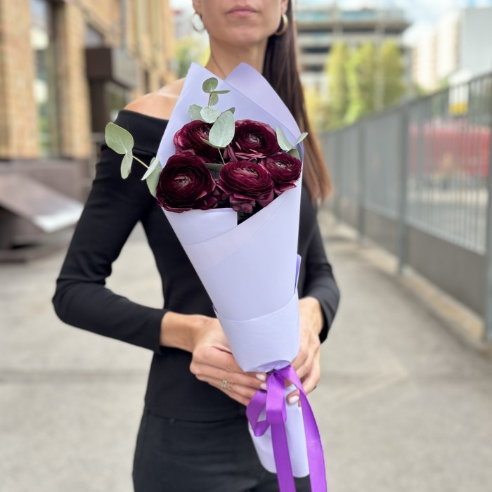 5 фиолетовых ранункулюса с эвкалиптом