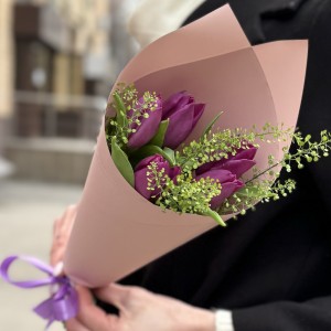 5 фиолетовых тюльпанов с гринбелом