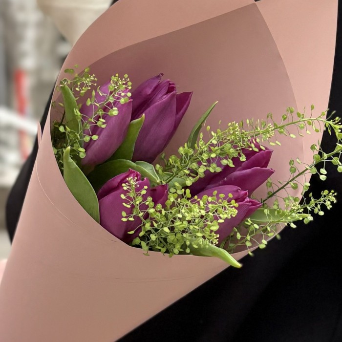 5 фиолетовых тюльпанов с гринбелом