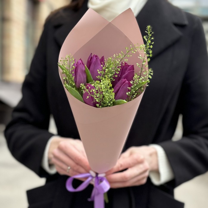 5 фиолетовых тюльпанов с гринбелом