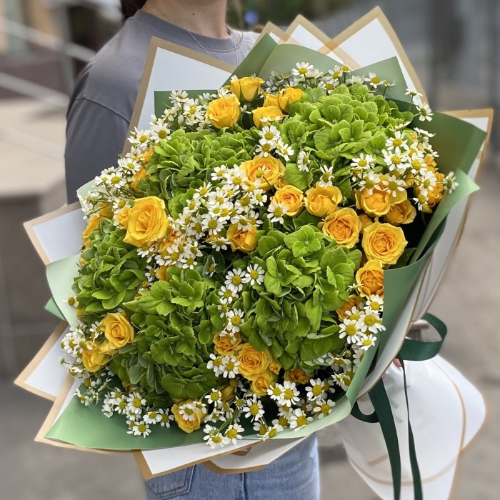 5 гортензий Дарк Грин с кустовой розой