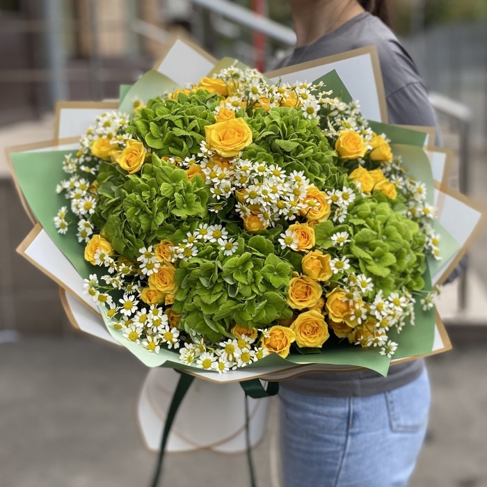 5 гортензий Дарк Грин с кустовой розой